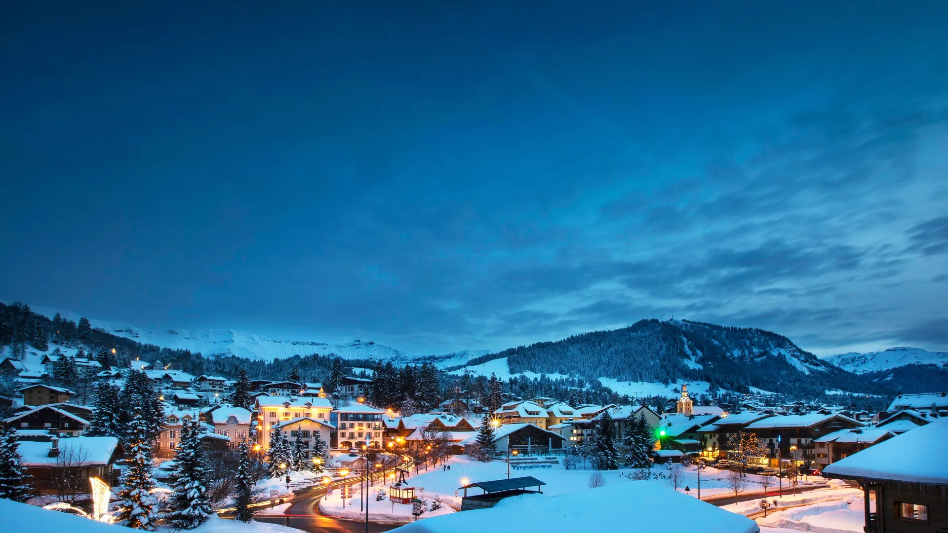 Le village de Megève sous la neige, à l’heure bleue