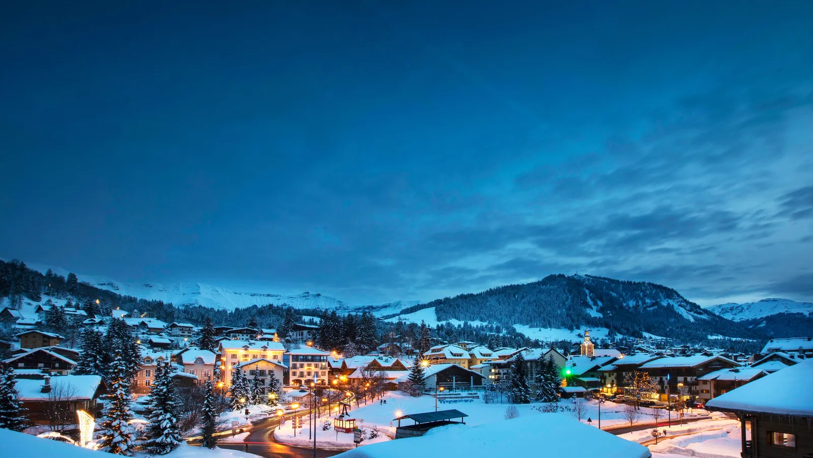 Le village de Megève sous la neige, à l’heure bleue