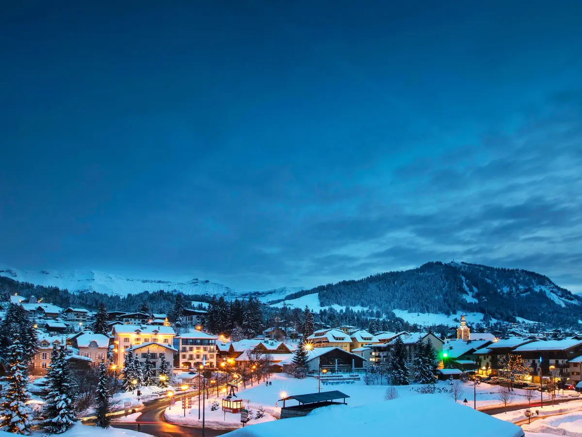 Le village de Megève sous la neige, à l’heure bleue
