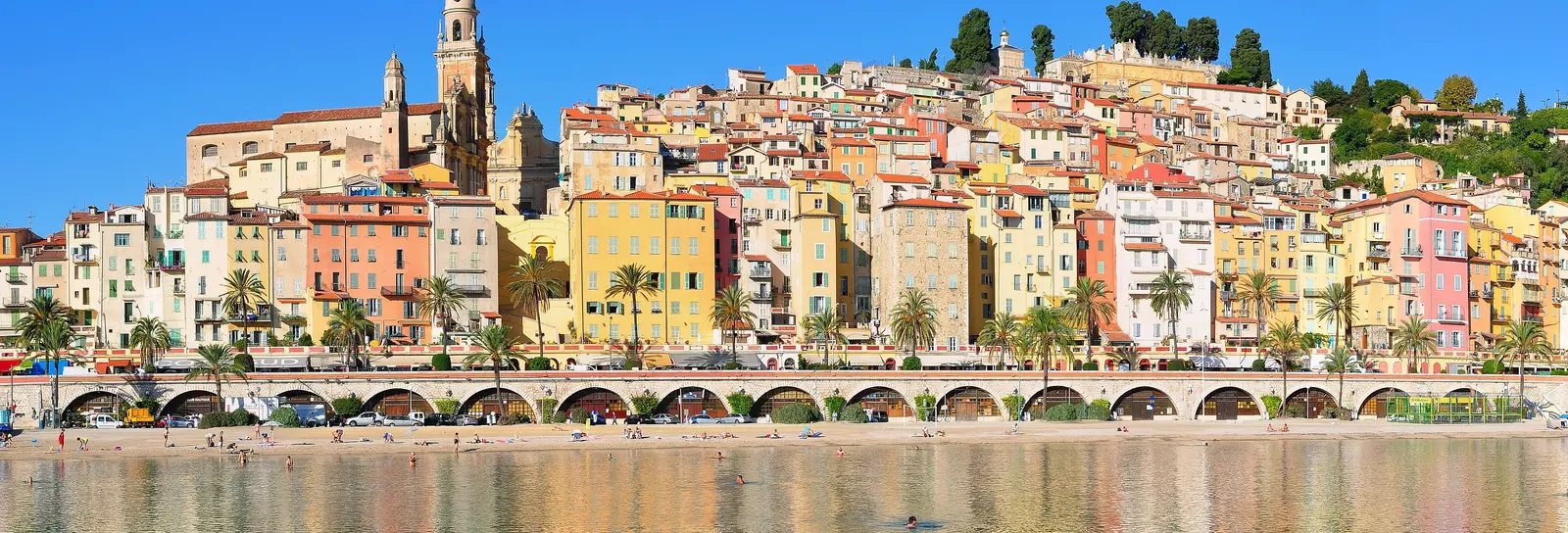 A cidade velha de Menton e as suas fachadas pastel acima do passeio marítimo