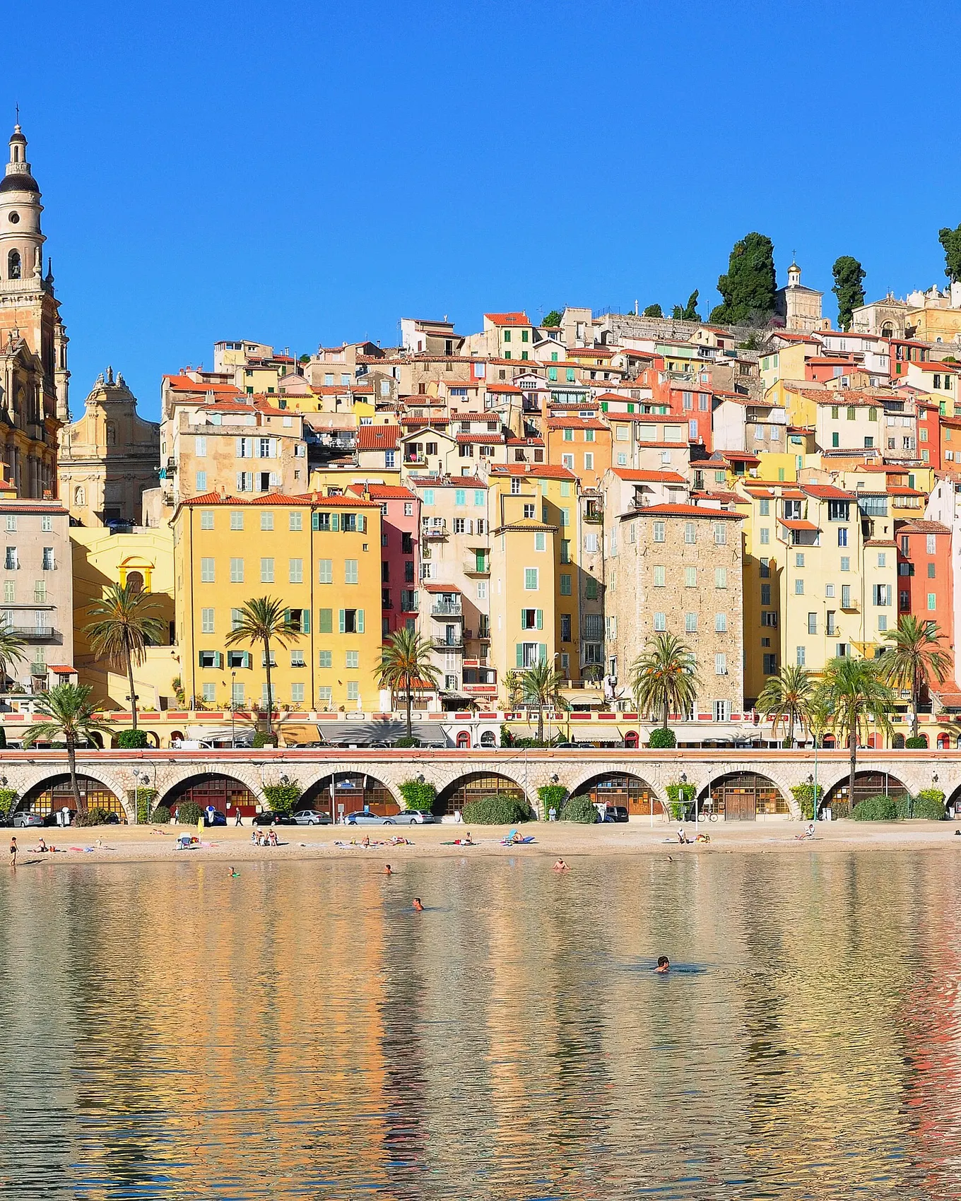A cidade velha de Menton e as suas fachadas pastel acima do passeio marítimo