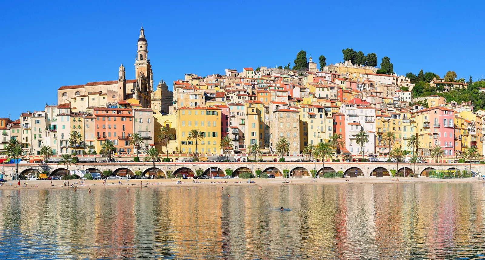 La vieille ville de Menton et ses façades pastel au-dessus de la promenade du bord de mer