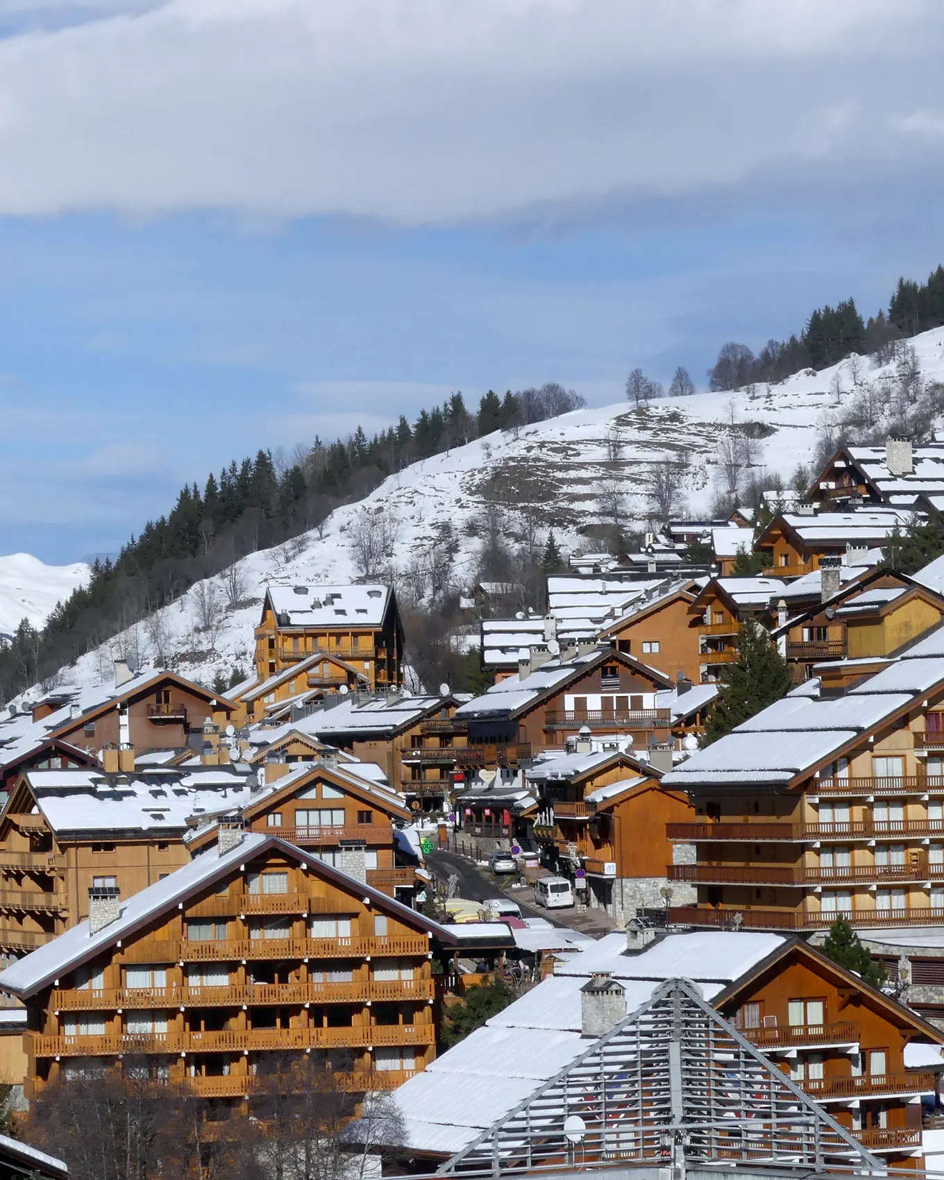Les chalets de Méribel-Centre sous la neige, au cœur des Trois Vallées