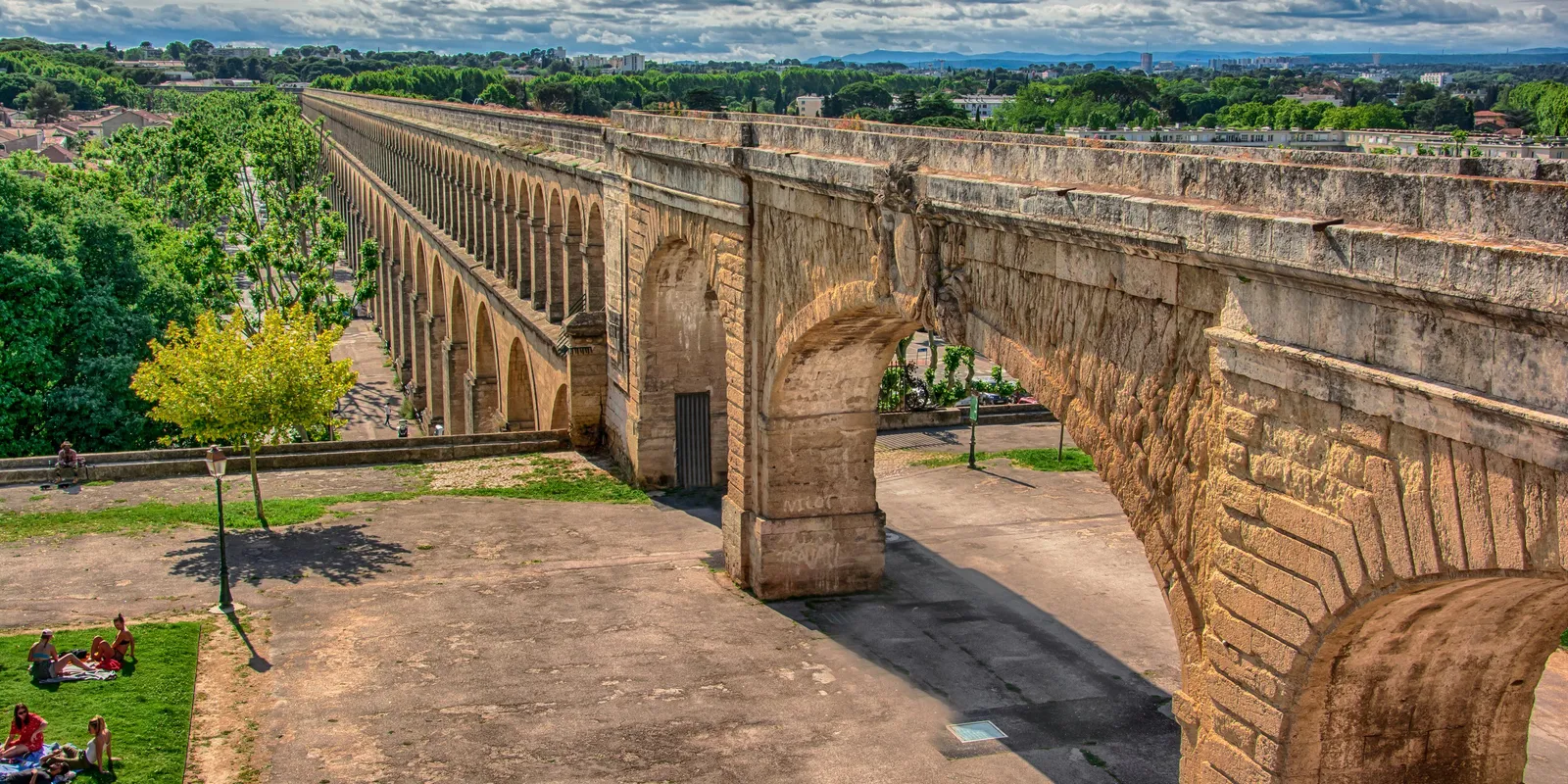 L’aqueduc Saint-Clément et le quartier des Arceaux à Montpellier, vus de la promenade du Peyrou