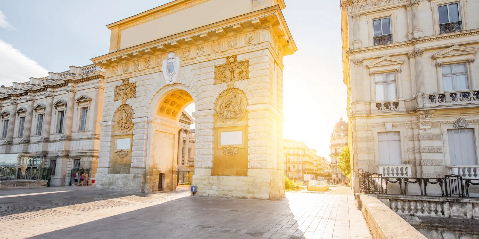 L’Arc de triomphe de Montpellier au lever du soleil, porte de l’Écusson au bout de la rue Foch