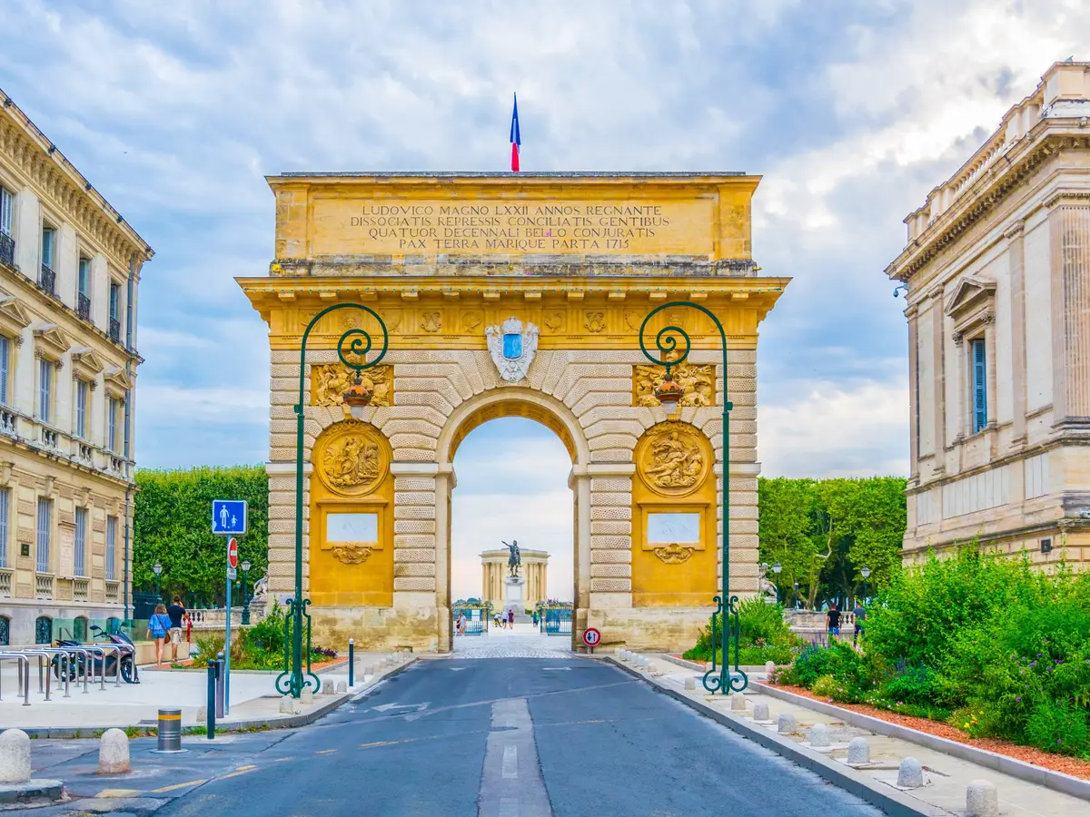 O arco do triunfo da Porta do Peyrou, no fim da rue Foch, no Écusson, o centro histórico de Montpellier