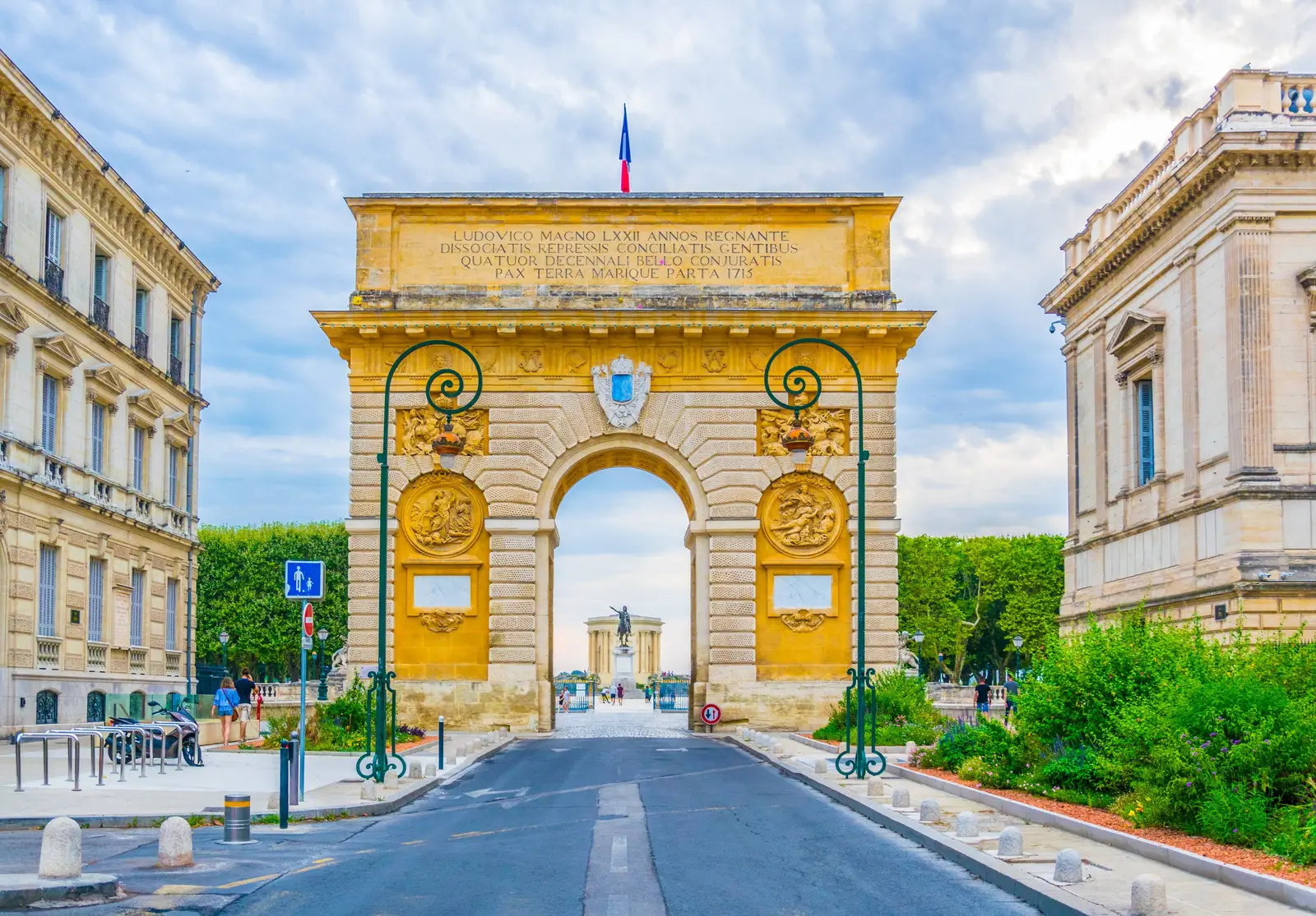 O arco do triunfo da Porta do Peyrou, no fim da rue Foch, no Écusson, o centro histórico de Montpellier