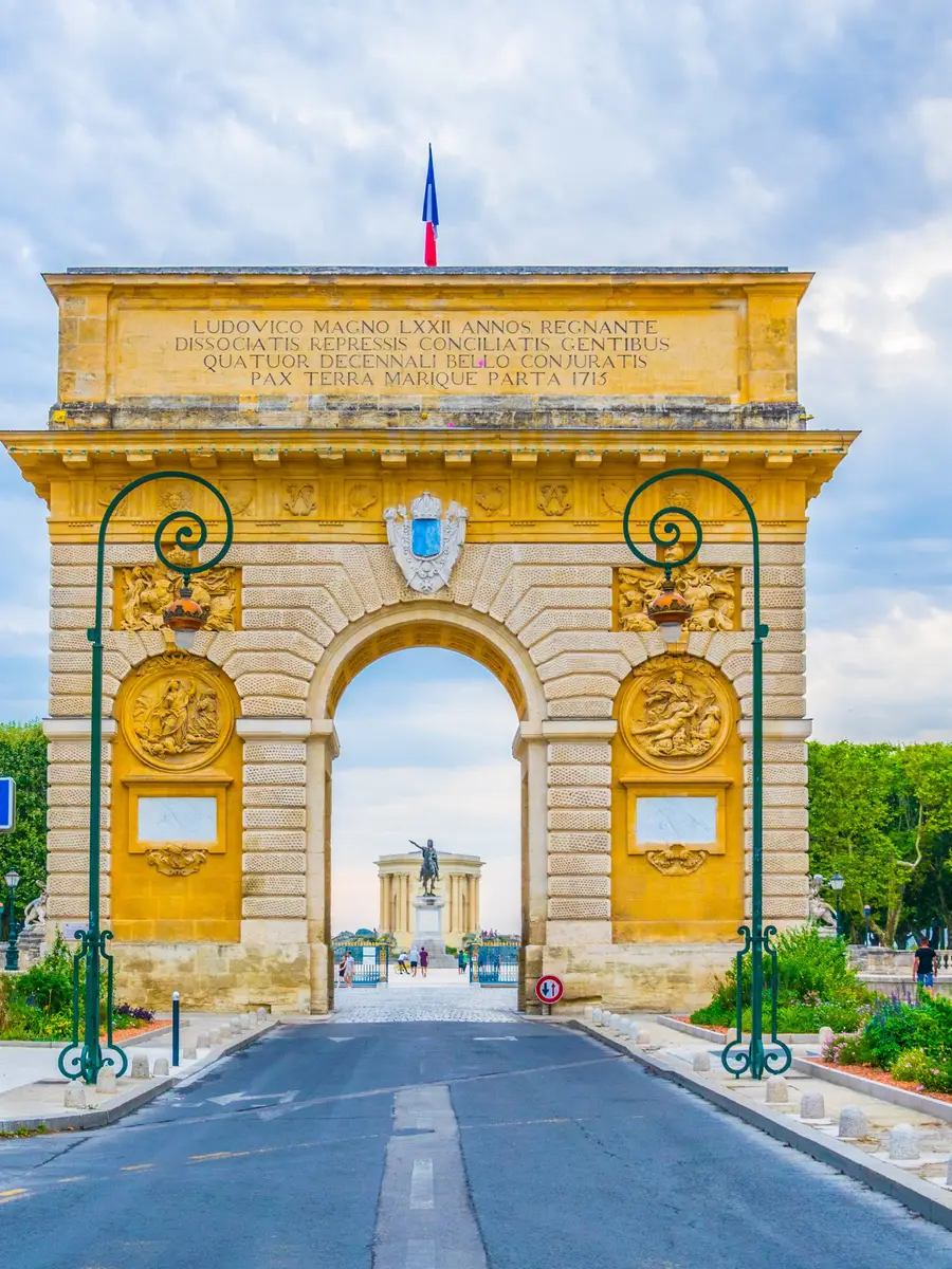 O arco do triunfo da Porta do Peyrou, no fim da rue Foch, no Écusson, o centro histórico de Montpellier