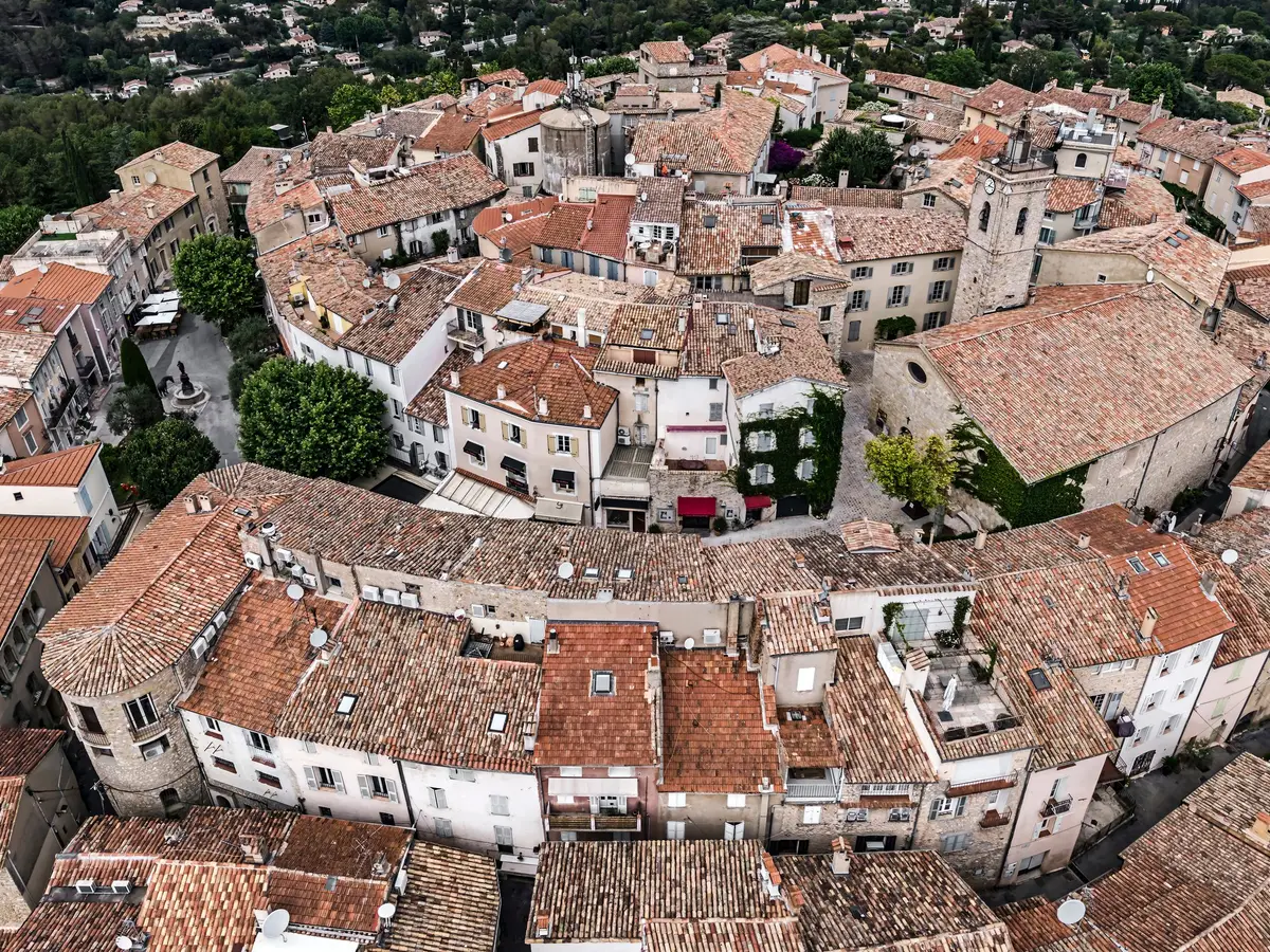 Les toits du vieux Mougins vus du ciel, ses ruelles en colimaçon et le clocher