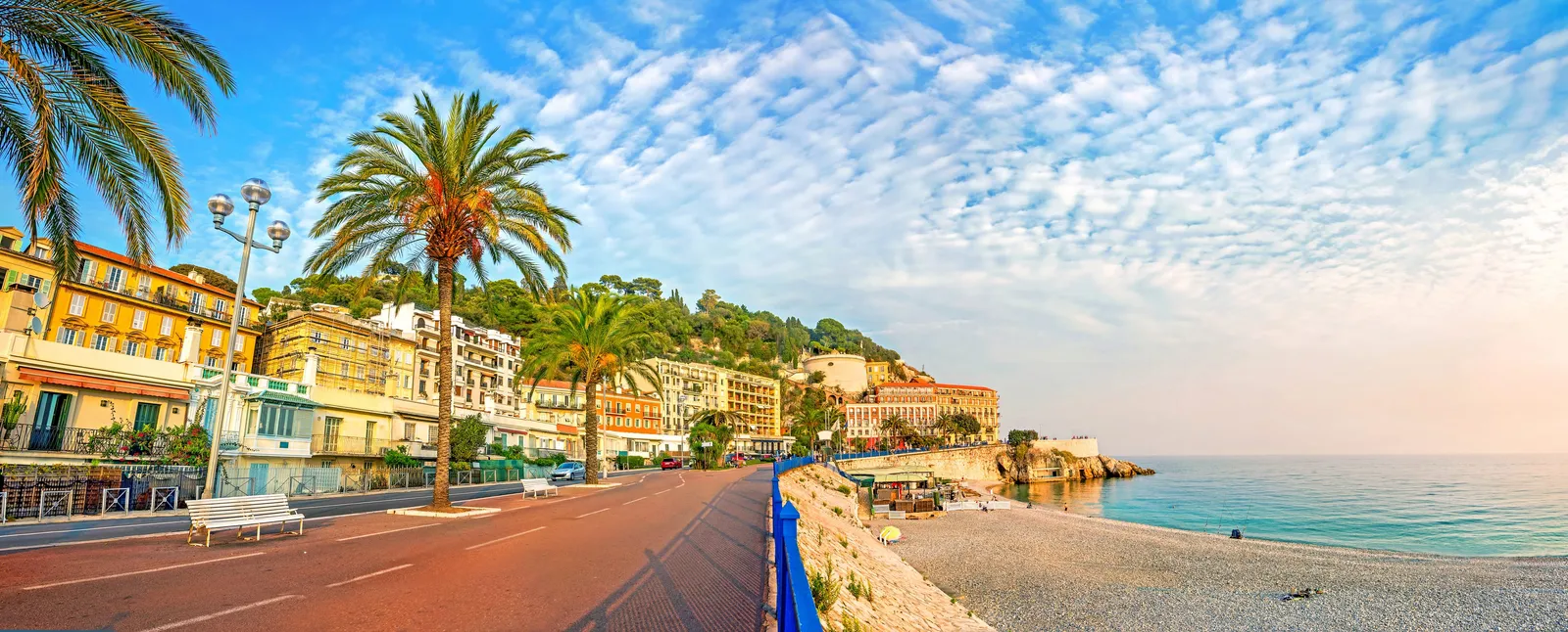 La baie des Anges et la promenade des Anglais en arc de cercle, panorama
