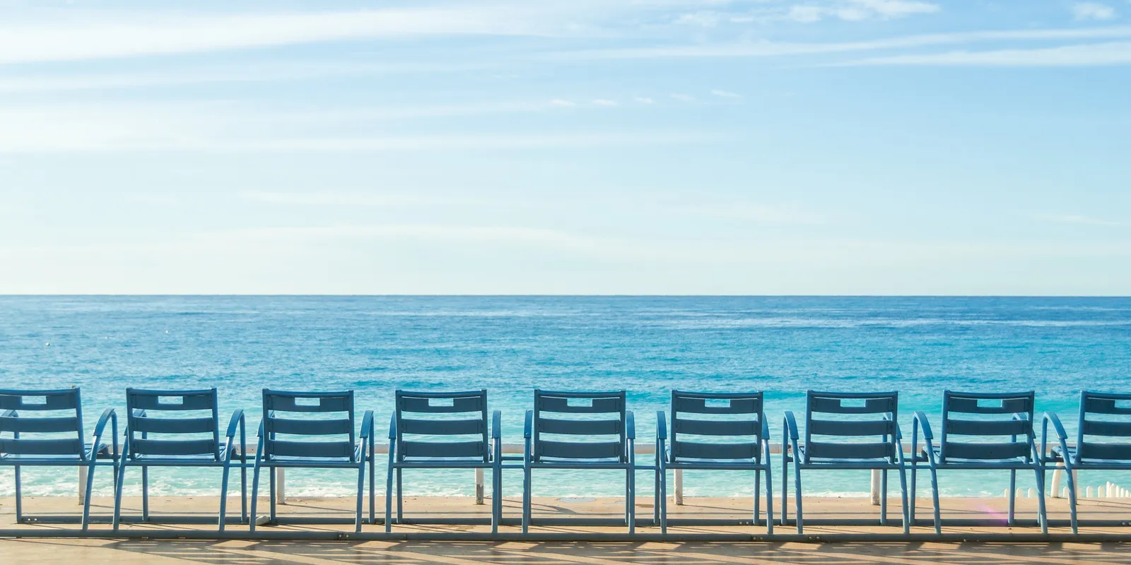 Les chaises bleues de la promenade des Anglais face à la Méditerranée