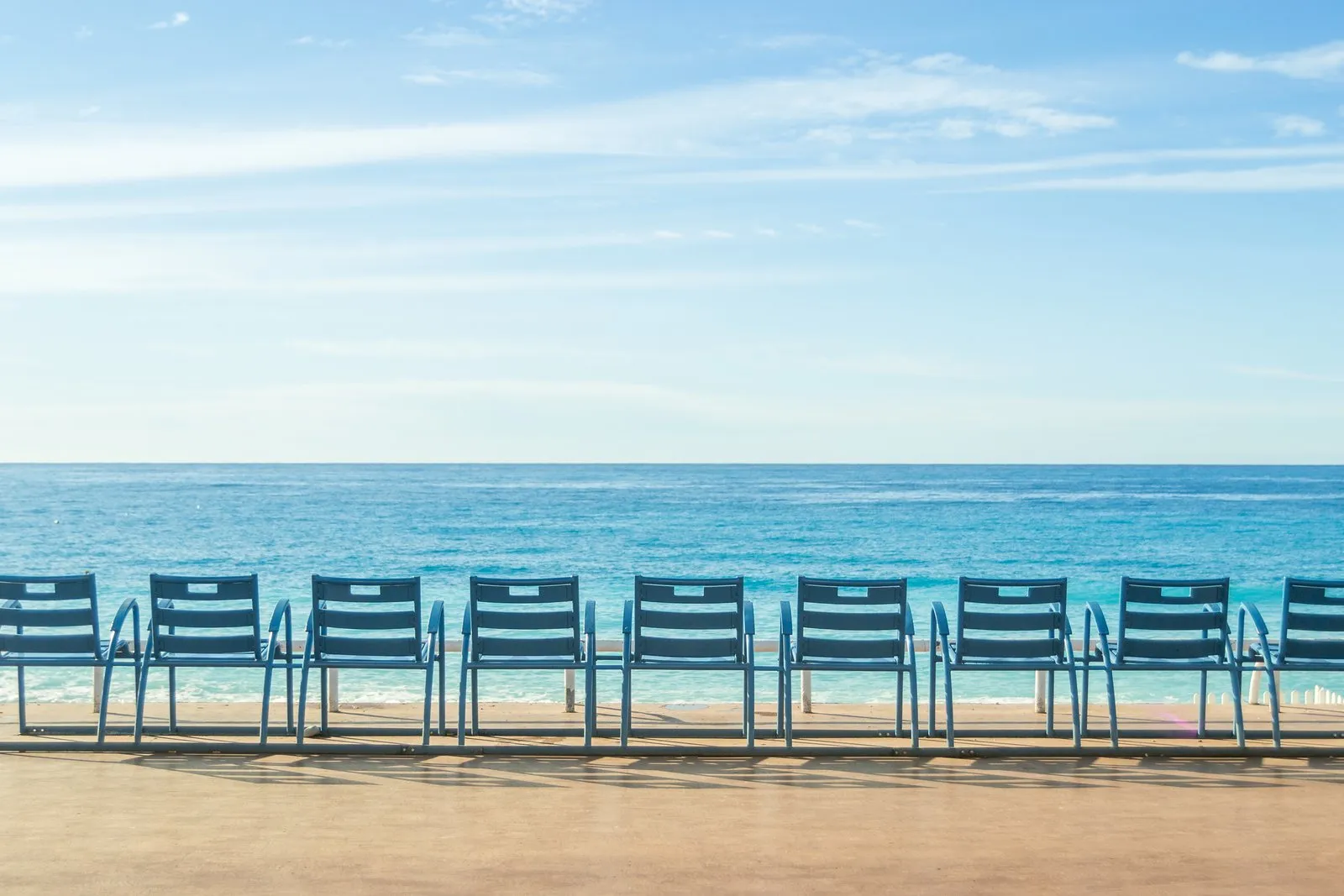 Les chaises bleues de la promenade des Anglais face à la Méditerranée