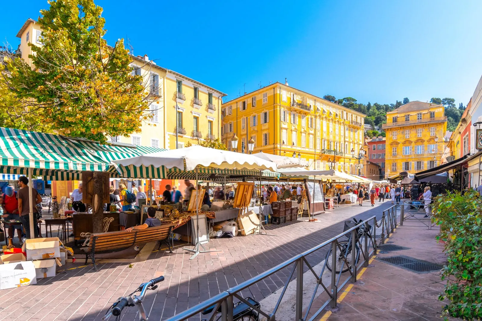 Le marché du cours Saleya et ses façades ocre, à Nice