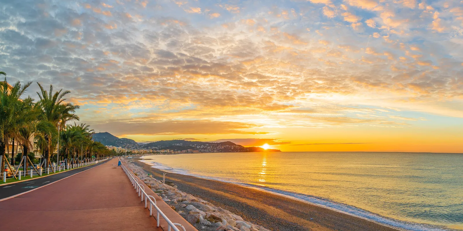 A Promenade des Anglais e a praia ao nascer do sol