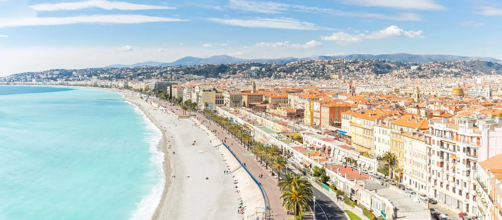 La baie des Anges et le vieux Nice vus de la colline du château, les collines de villas jusqu’aux montagnes