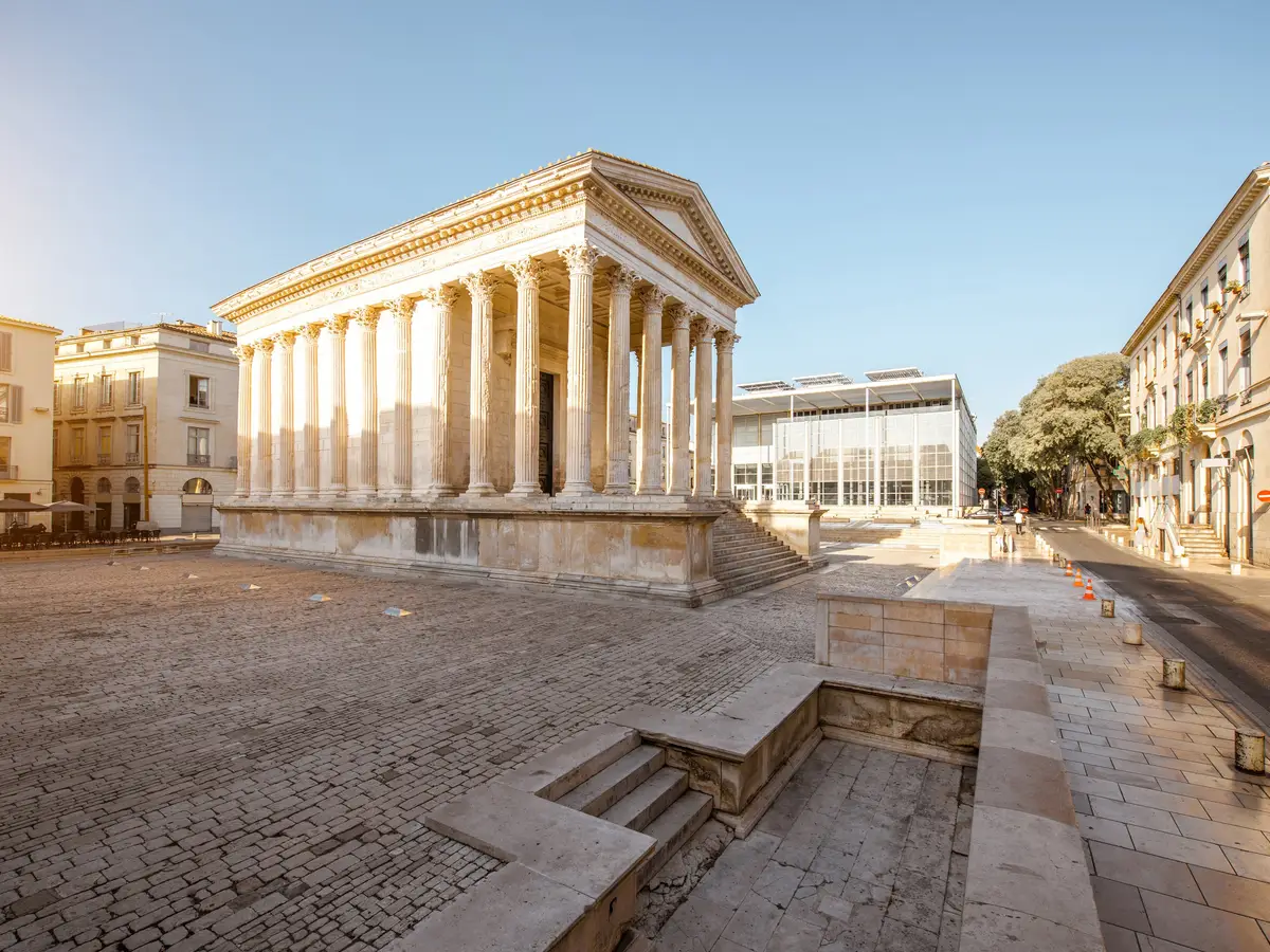 La Maison Carrée de Nîmes, temple romain du Ier siècle, au soleil du matin sur sa place dallée