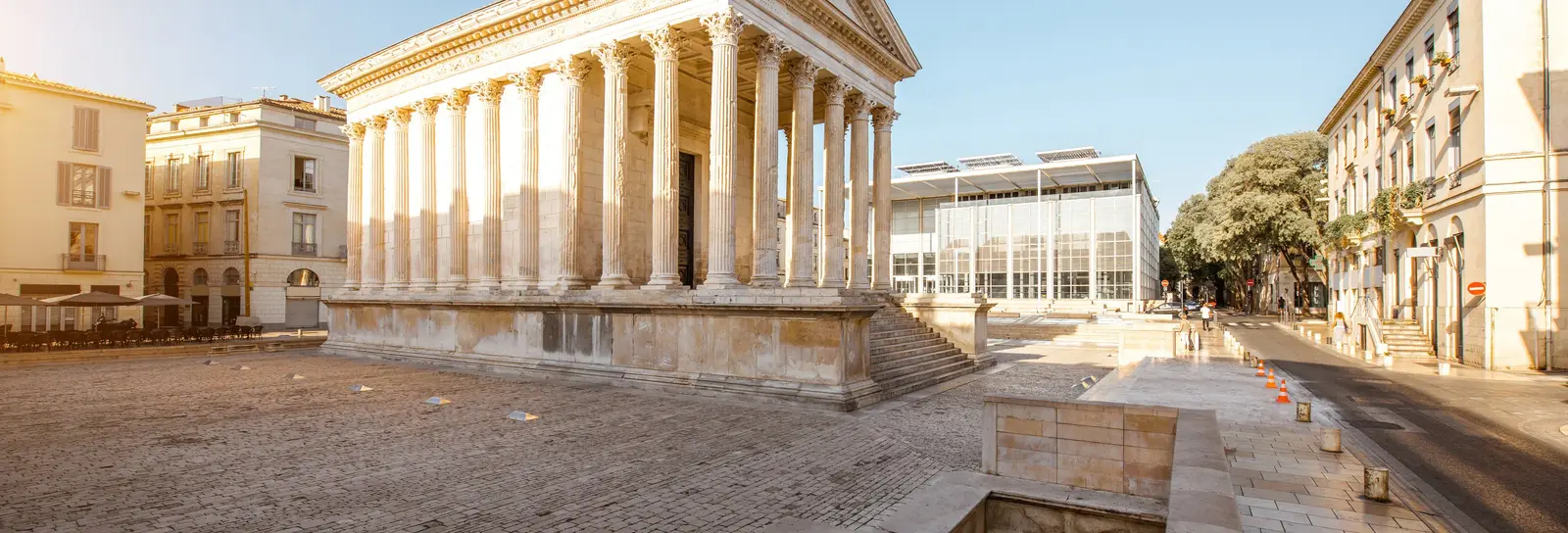 La Maison Carrée de Nîmes, temple romain du Ier siècle, au soleil du matin sur sa place dallée