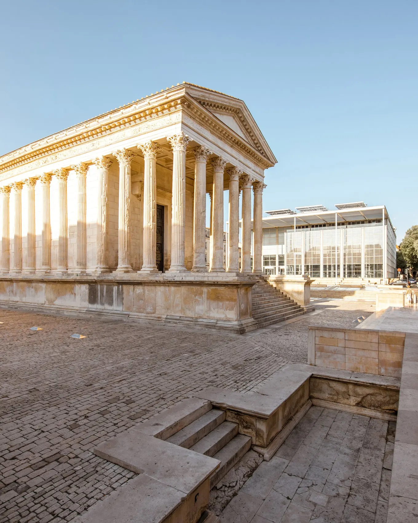 La Maison Carrée de Nîmes, temple romain du Ier siècle, au soleil du matin sur sa place dallée