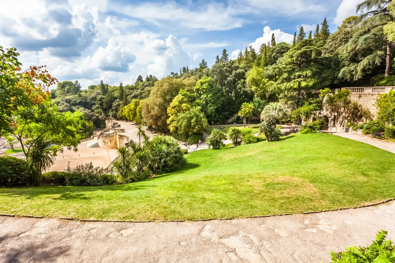 Les jardins de la Fontaine à Nîmes, pelouse, cèdres et balustrades de pierre sous les nuages