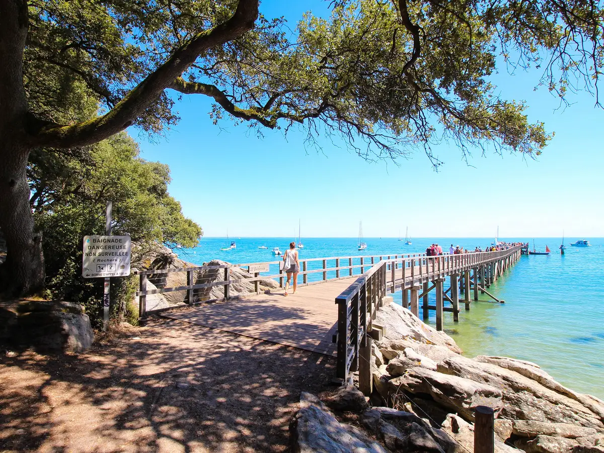 O pontão da praia des Dames sob as azinheiras do Bois de la Chaize