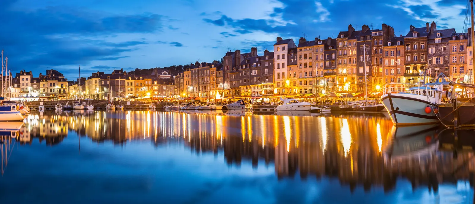 Le Vieux Bassin de Honfleur à l’heure bleue, en Normandie