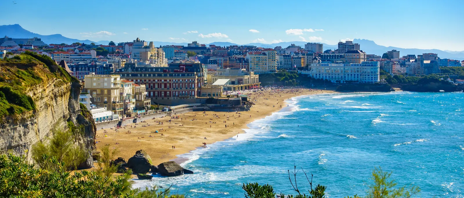 La Grande Plage de Biarritz vue de la falaise, la ville et l’océan