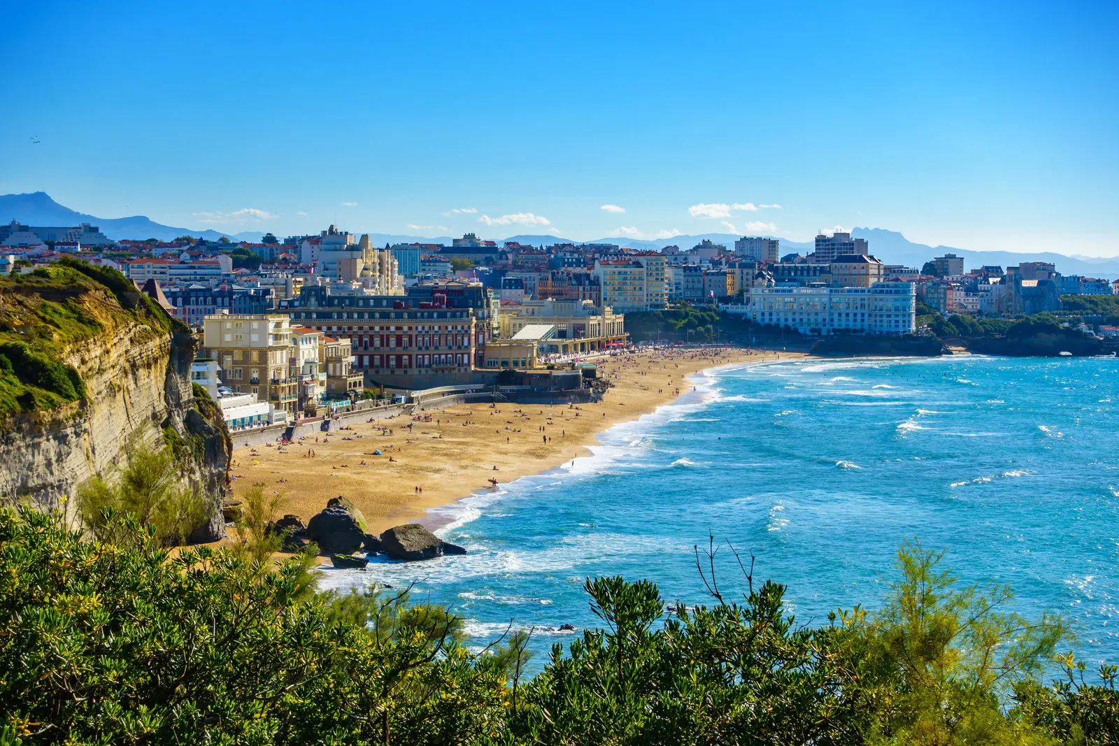 A Grande Plage de Biarritz vista da falésia, a cidade e o oceano