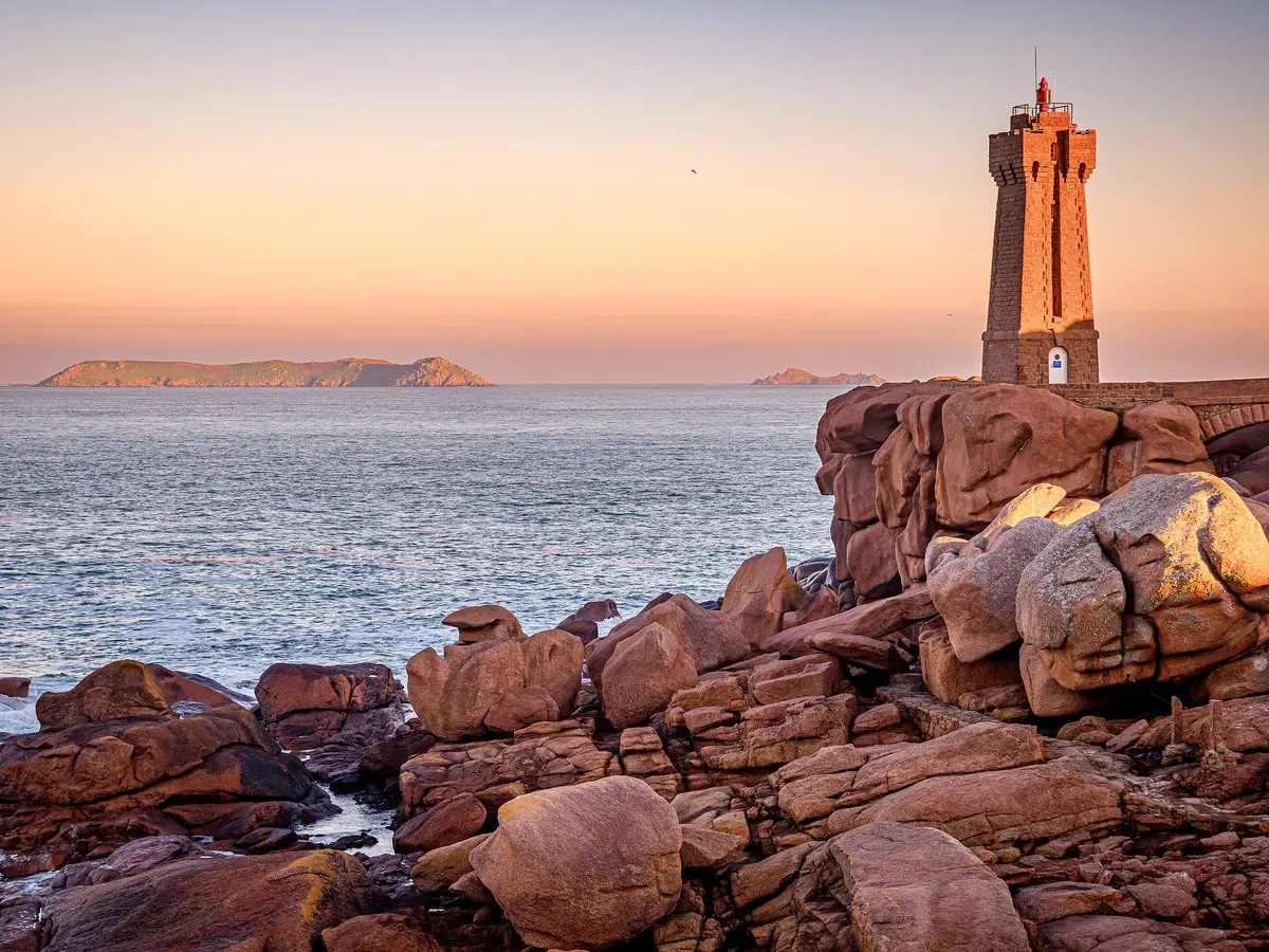 Le phare de Ploumanac’h dans les rochers de granit rose, côte de Perros-Guirec