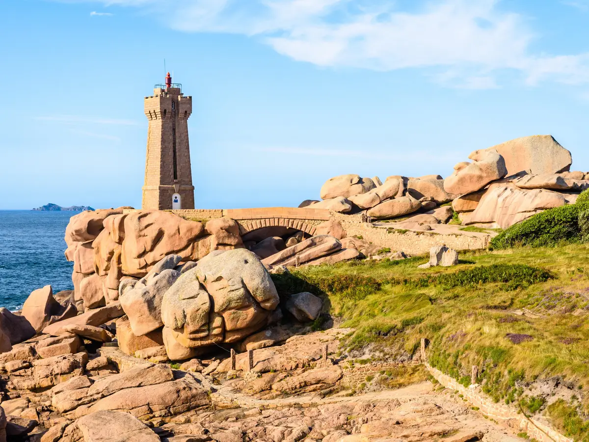 Le phare de Mean Ruz à Perros-Guirec, au milieu des rochers de granit rose, sous le ciel bleu