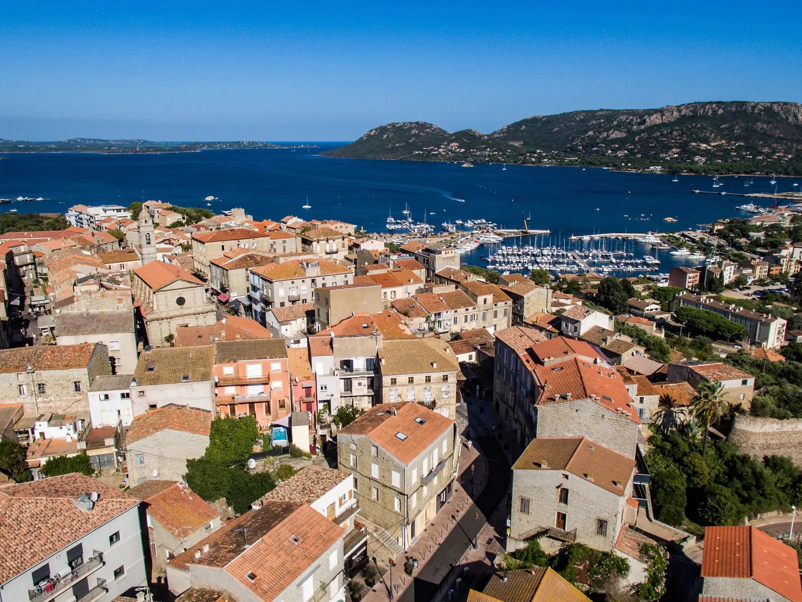 Porto-Vecchio vu du ciel : les toits de tuiles de la vieille ville, le port et le golfe
