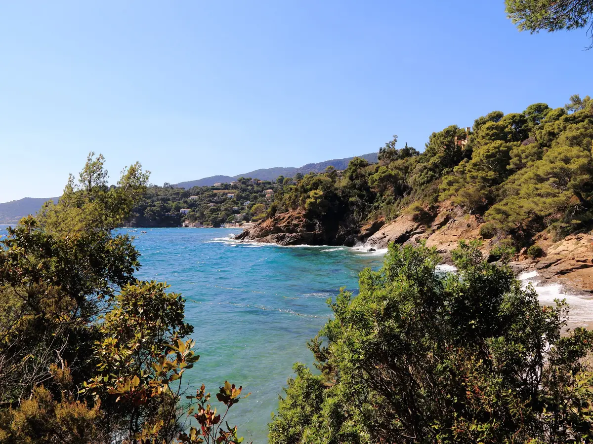Une crique d’eau turquoise au Domaine du Rayol, sous la végétation du littoral