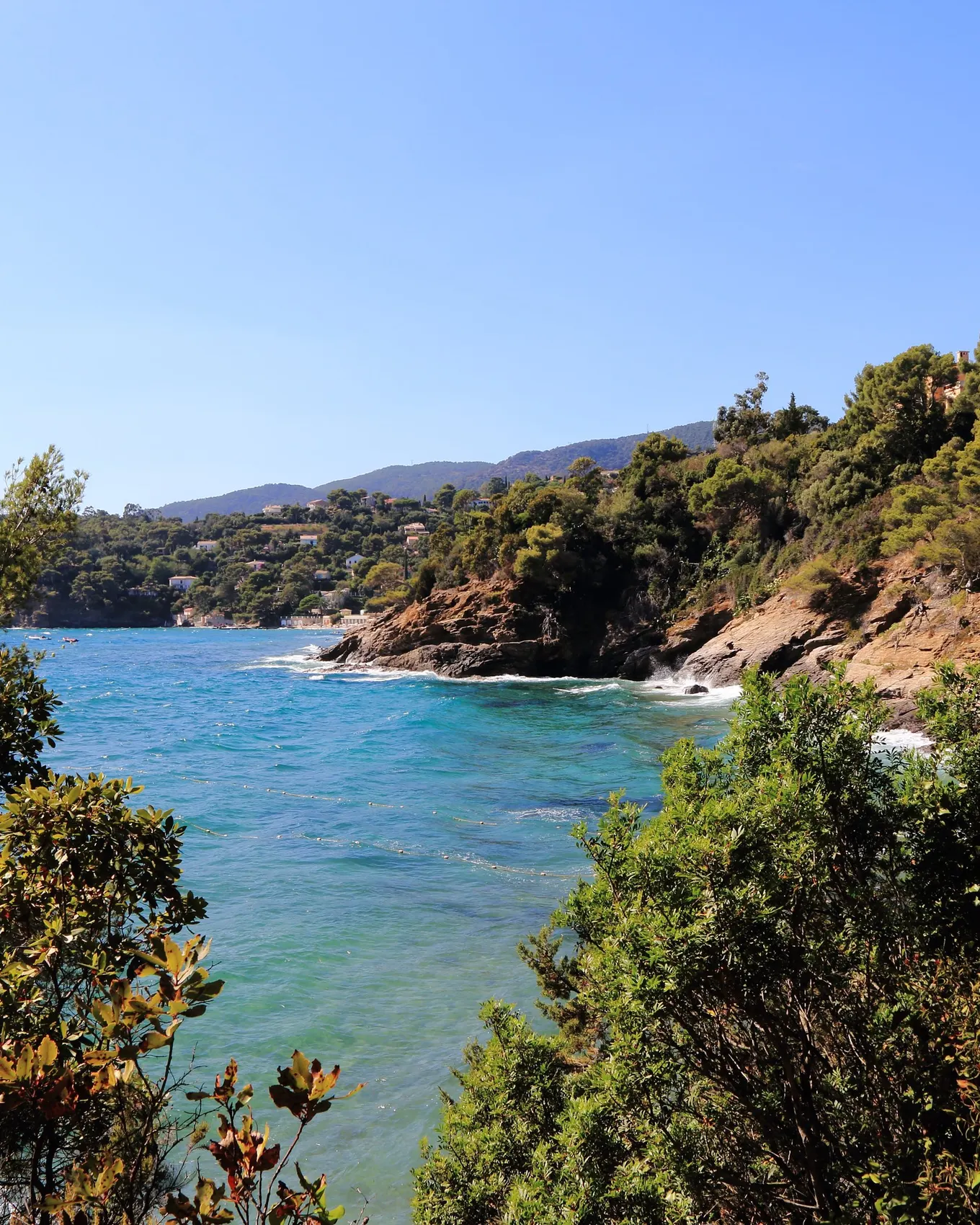 Une crique d’eau turquoise au Domaine du Rayol, sous la végétation du littoral