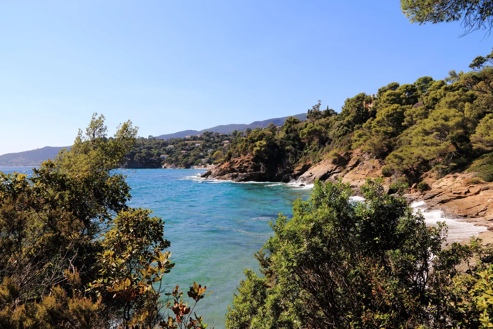 A turquoise cove at the Domaine du Rayol, beneath the coastal vegetation