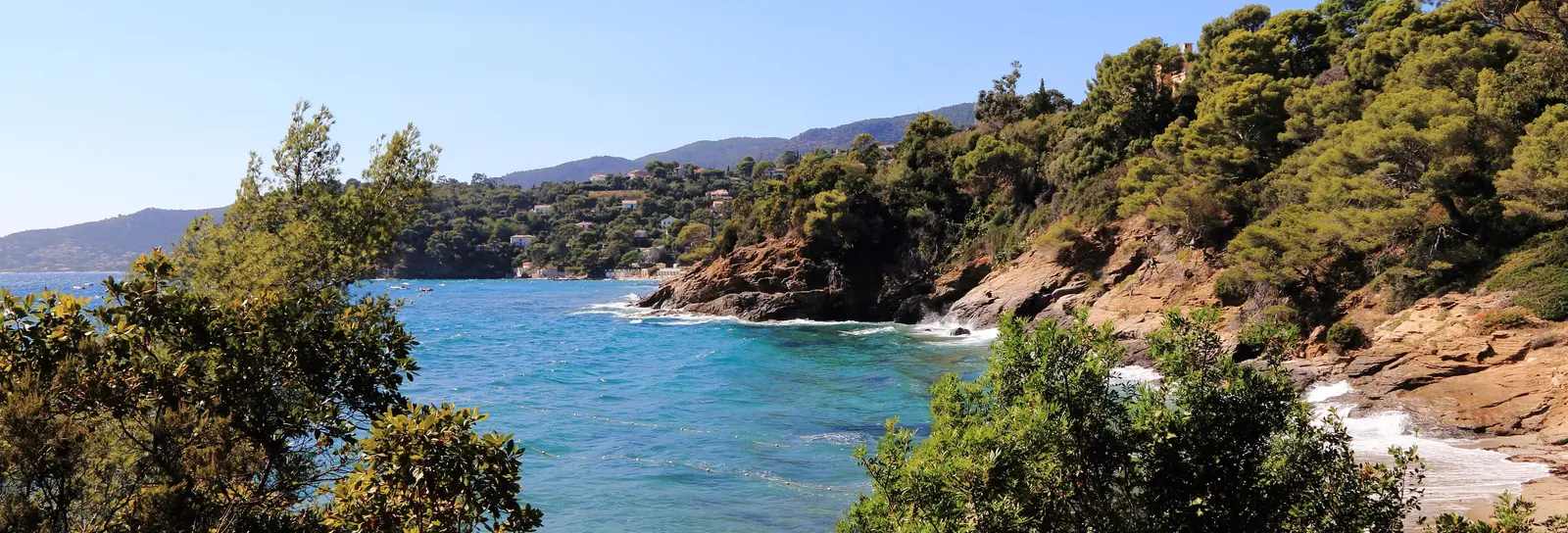 Une crique d’eau turquoise au Domaine du Rayol, sous la végétation du littoral