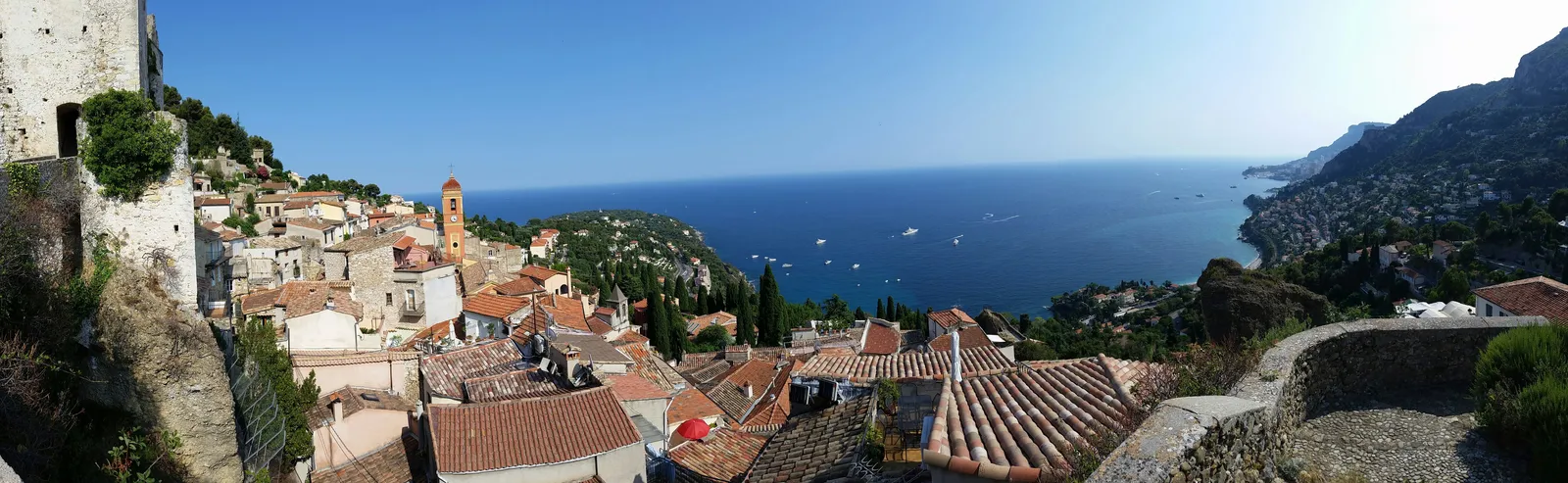 Le vieux village de Roquebrune-Cap-Martin en panorama, ses toits de tuiles au-dessus de la Méditerranée