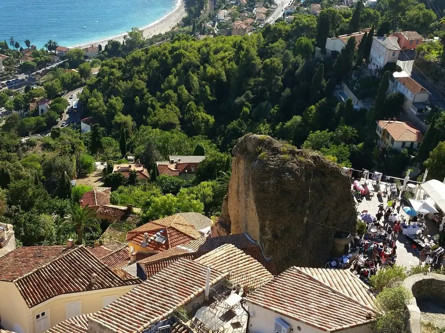 A aldeia antiga de Roquebrune-Cap-Martin vista do castelo, os seus telhados e a costa até ao horizonte