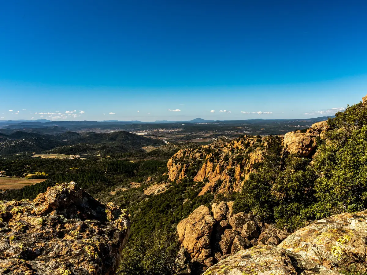 Les roches rouges du rocher de Roquebrune-sur-Argens et la plaine qu’il domine, les collines du Var jusqu’à l’horizon