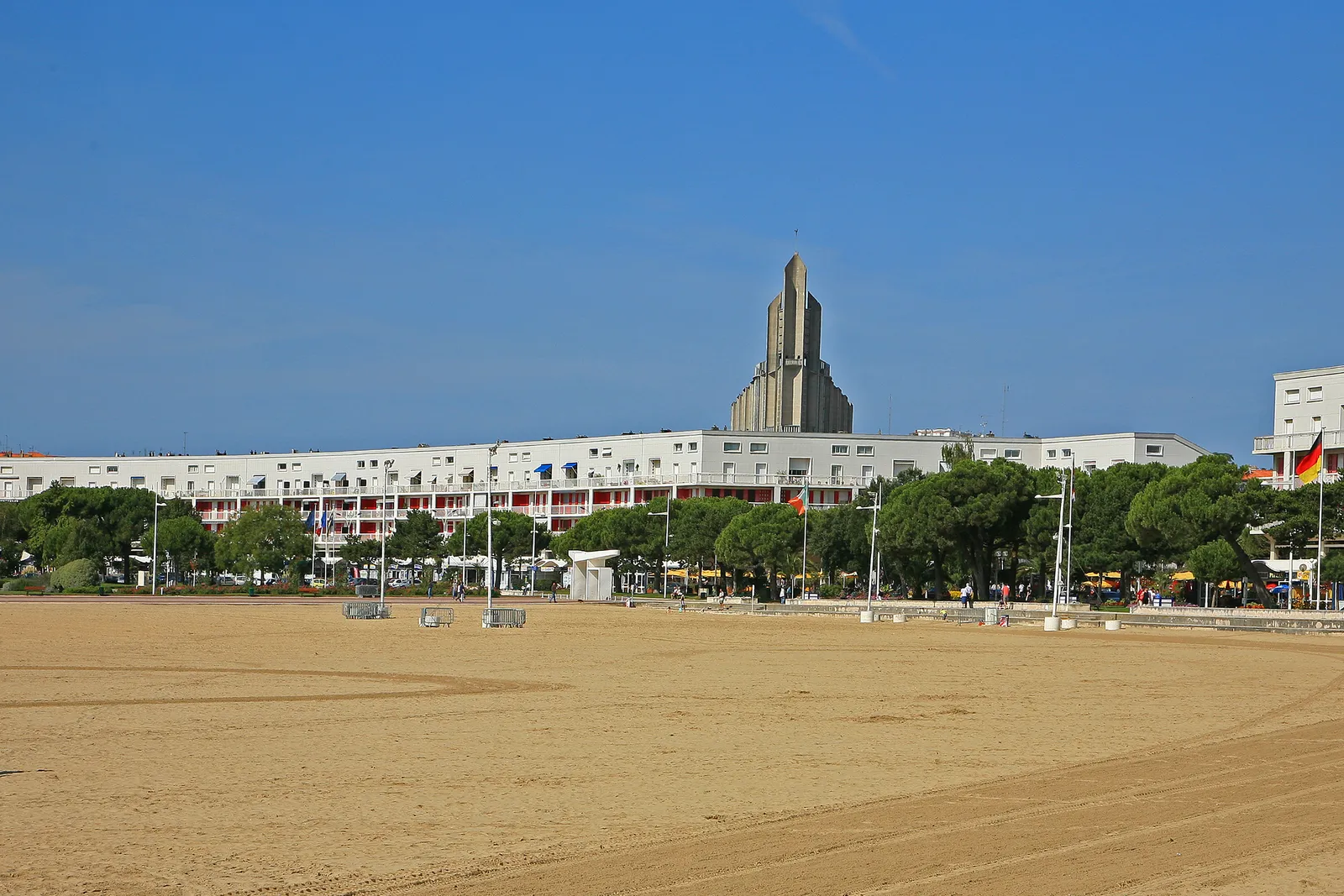La plage de Royan et l’église Notre-Dame, emblème de la reconstruction des années 50