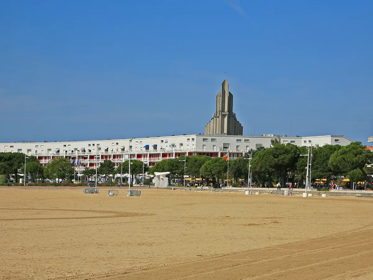 The beach of Royan and the Notre-Dame church, emblem of the 1950s rebuilding