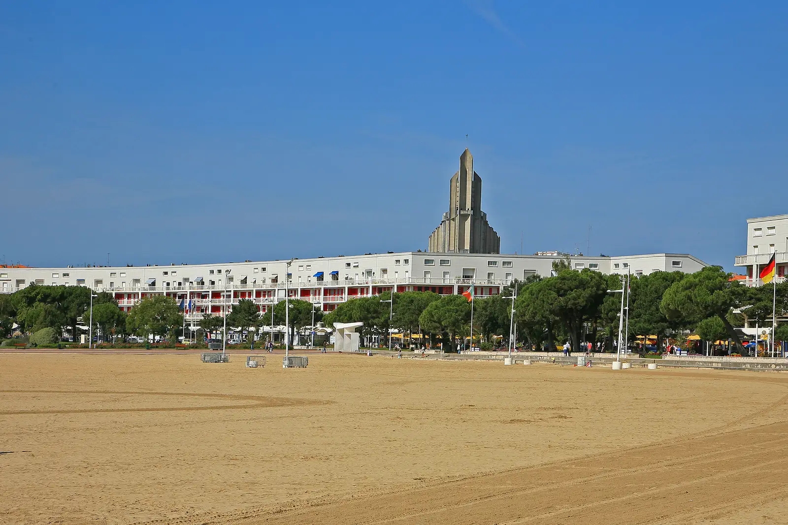 La plage de Royan et l’église Notre-Dame, emblème de la reconstruction des années 50