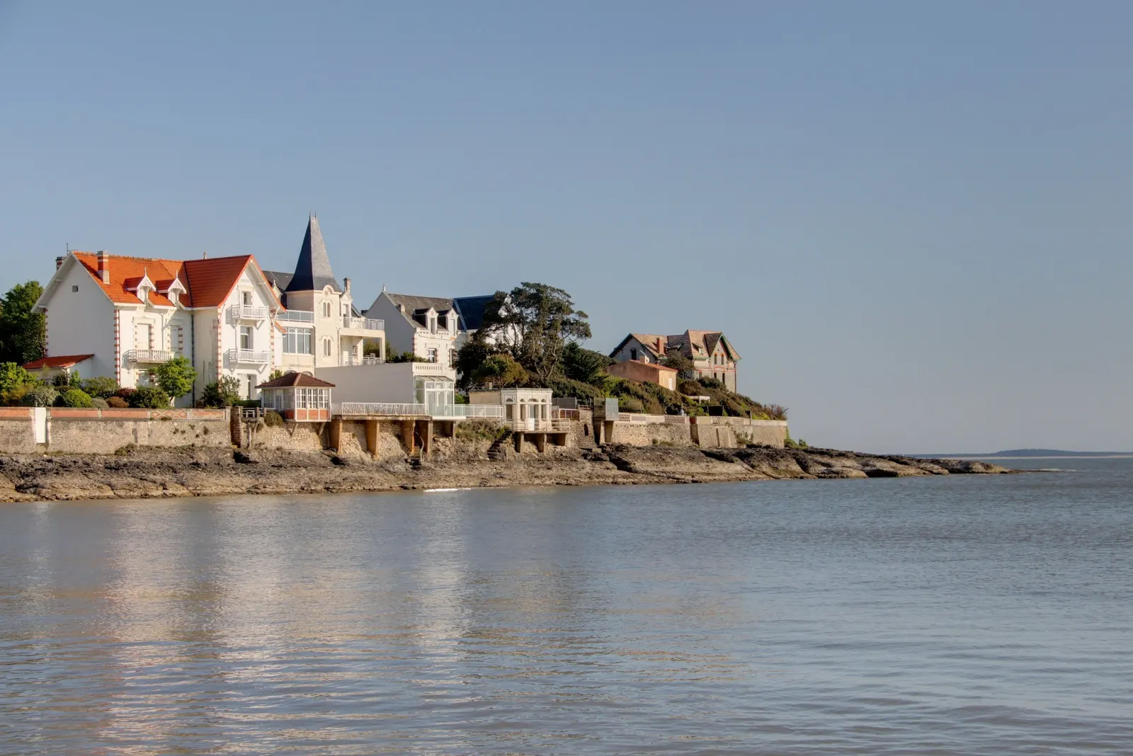 The Belle Époque villas of Royan by the water, their red roofs and their turrets above the rocks