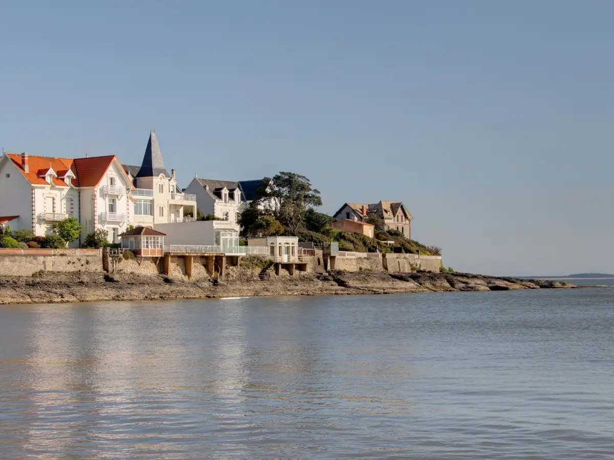 Les villas Belle Époque de Royan au bord de l’eau, leurs toits rouges et leurs tourelles au-dessus des rochers