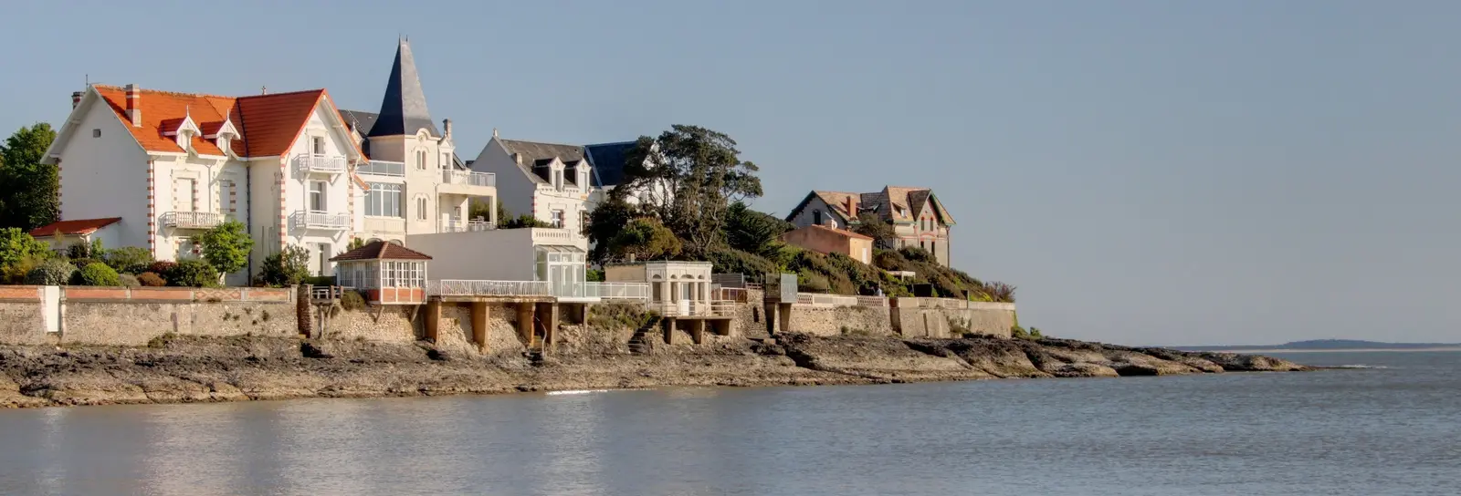 Les villas Belle Époque de Royan au bord de l’eau, leurs toits rouges et leurs tourelles au-dessus des rochers