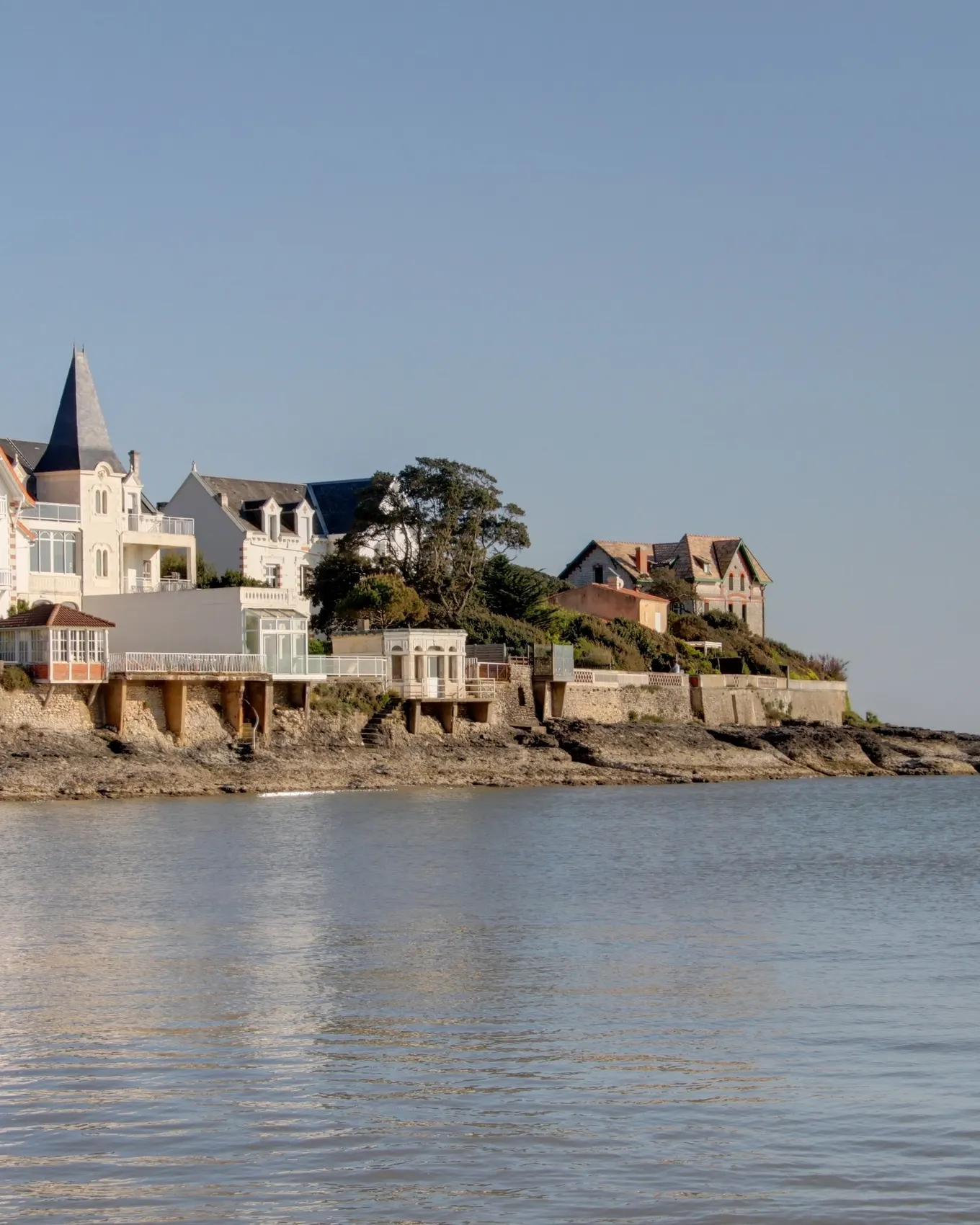 Les villas Belle Époque de Royan au bord de l’eau, leurs toits rouges et leurs tourelles au-dessus des rochers