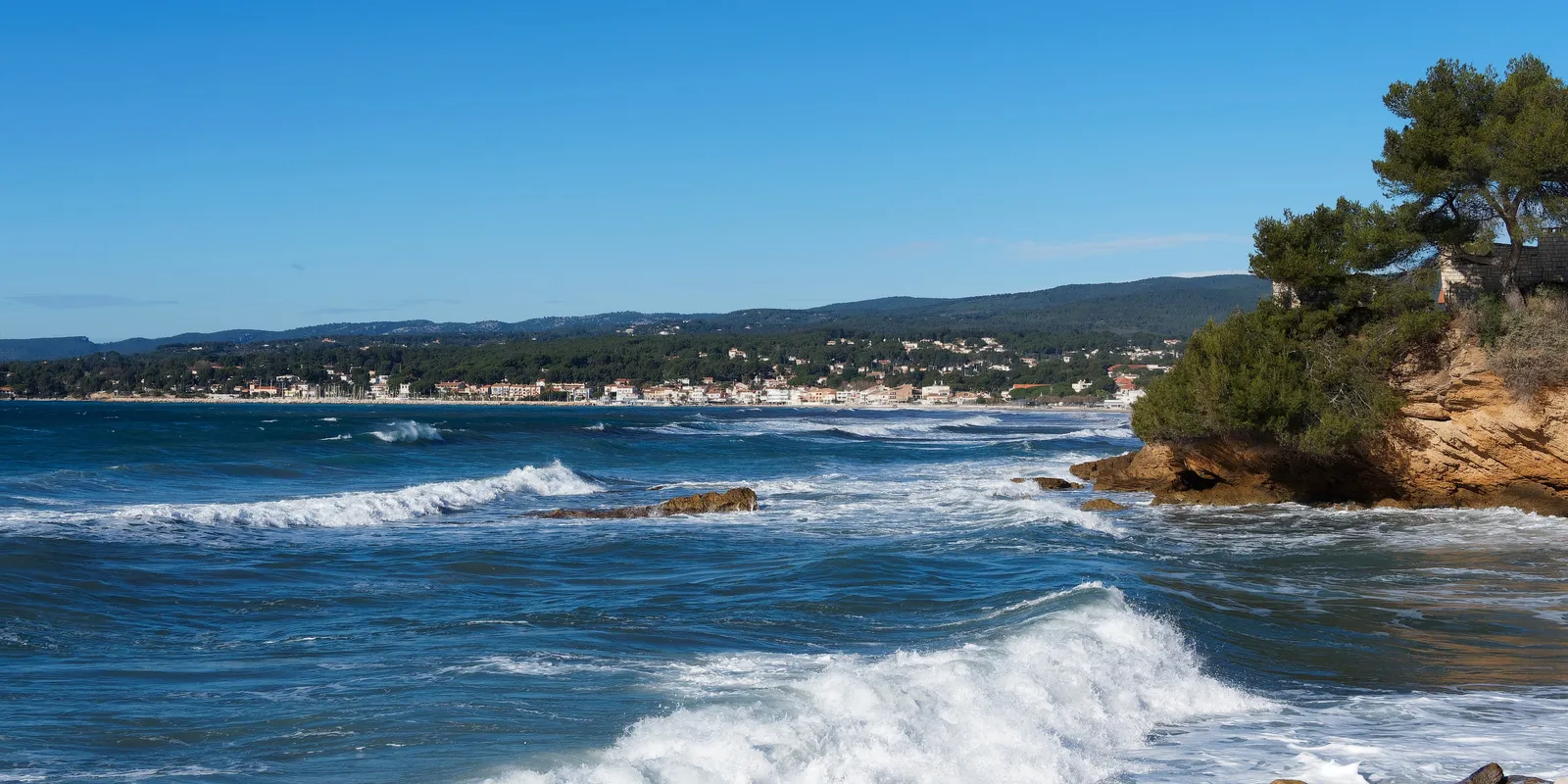 La baie des Lecques et ses vagues, vue de la pointe rocheuse