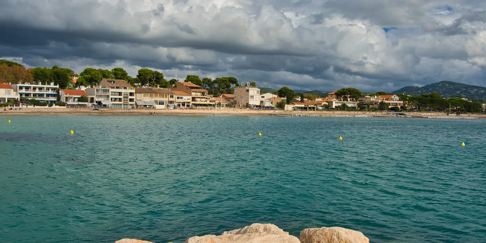 Le front de mer des Lecques à Saint-Cyr-sur-Mer, sous un ciel d’orage