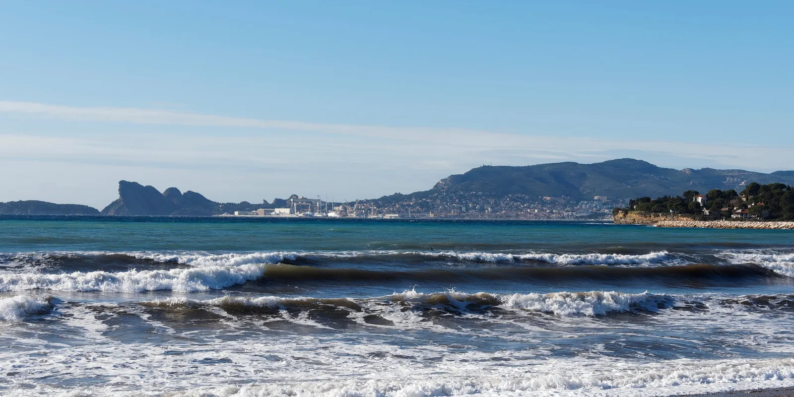 Les Lecques, à Saint-Cyr-sur-Mer : la plage, ses vagues et la baie jusqu’au cap de l’Aigle à l’horizon