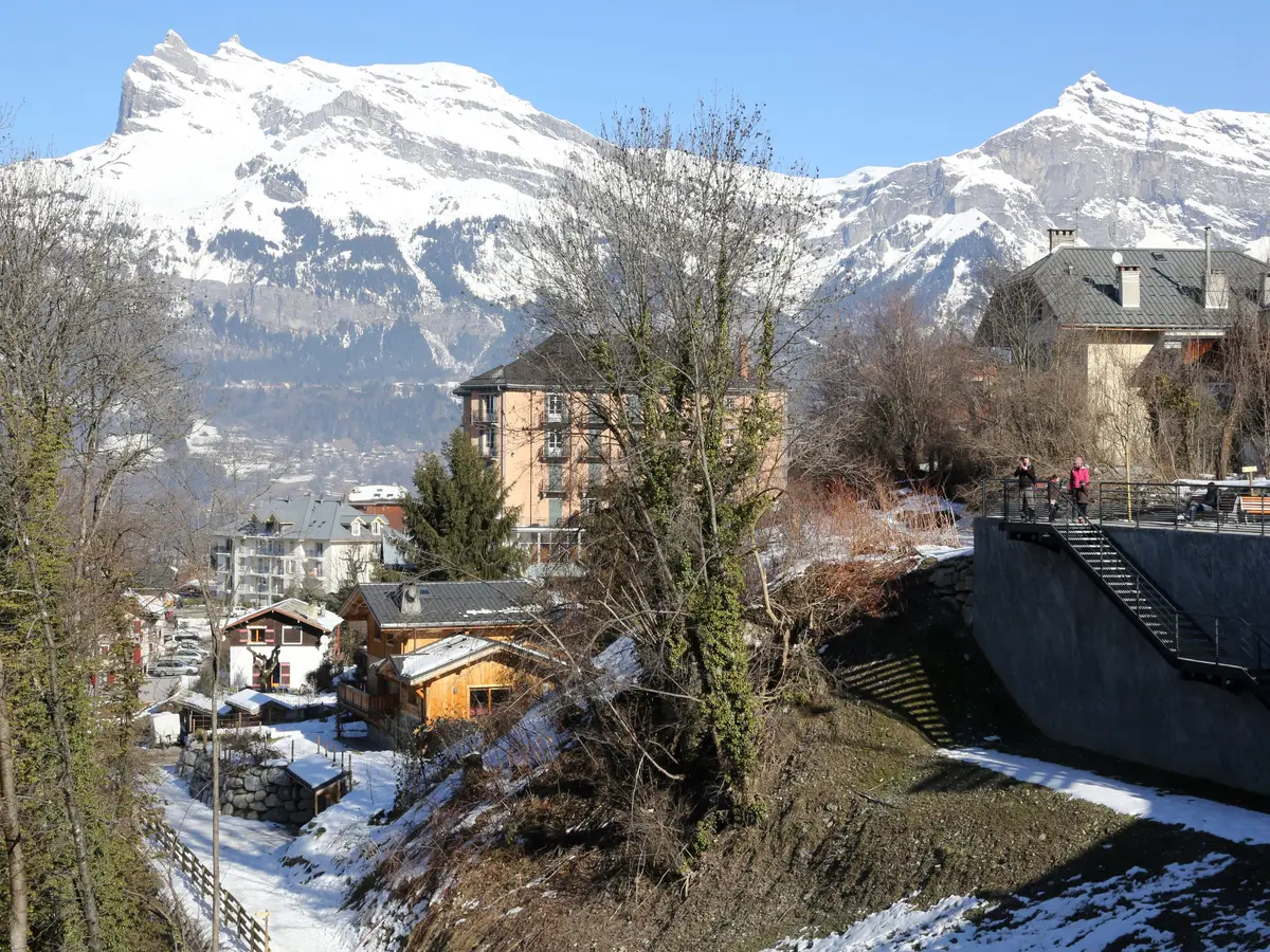 Le centre de Saint-Gervais-les-Bains en hiver, ses hôtels et ses chalets sous les sommets enneigés
