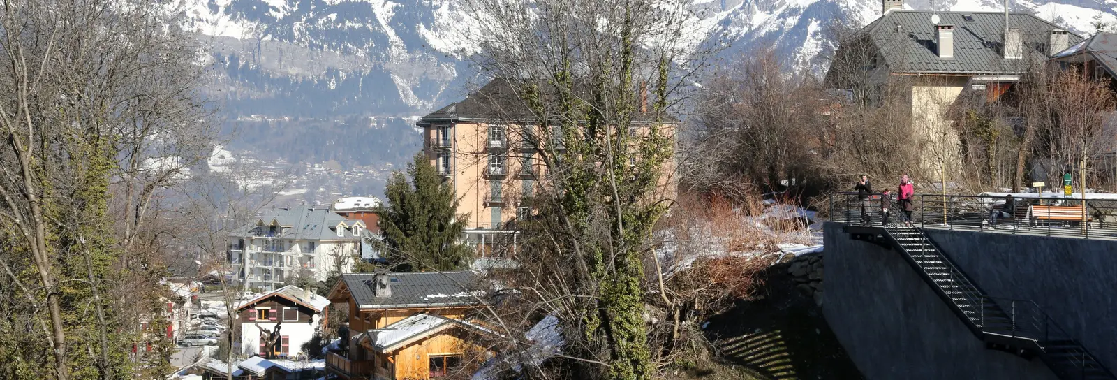 Le centre de Saint-Gervais-les-Bains en hiver, ses hôtels et ses chalets sous les sommets enneigés