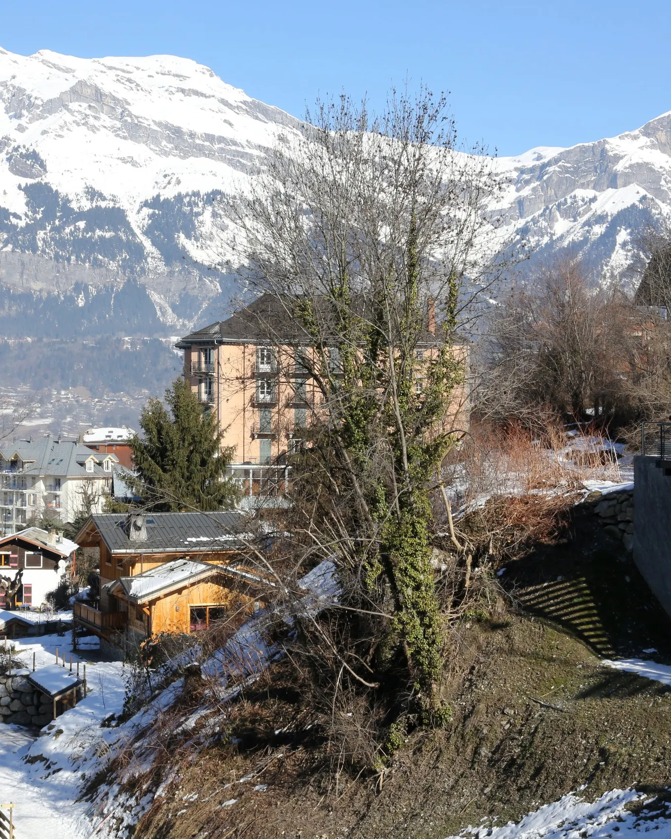 Le centre de Saint-Gervais-les-Bains en hiver, ses hôtels et ses chalets sous les sommets enneigés
